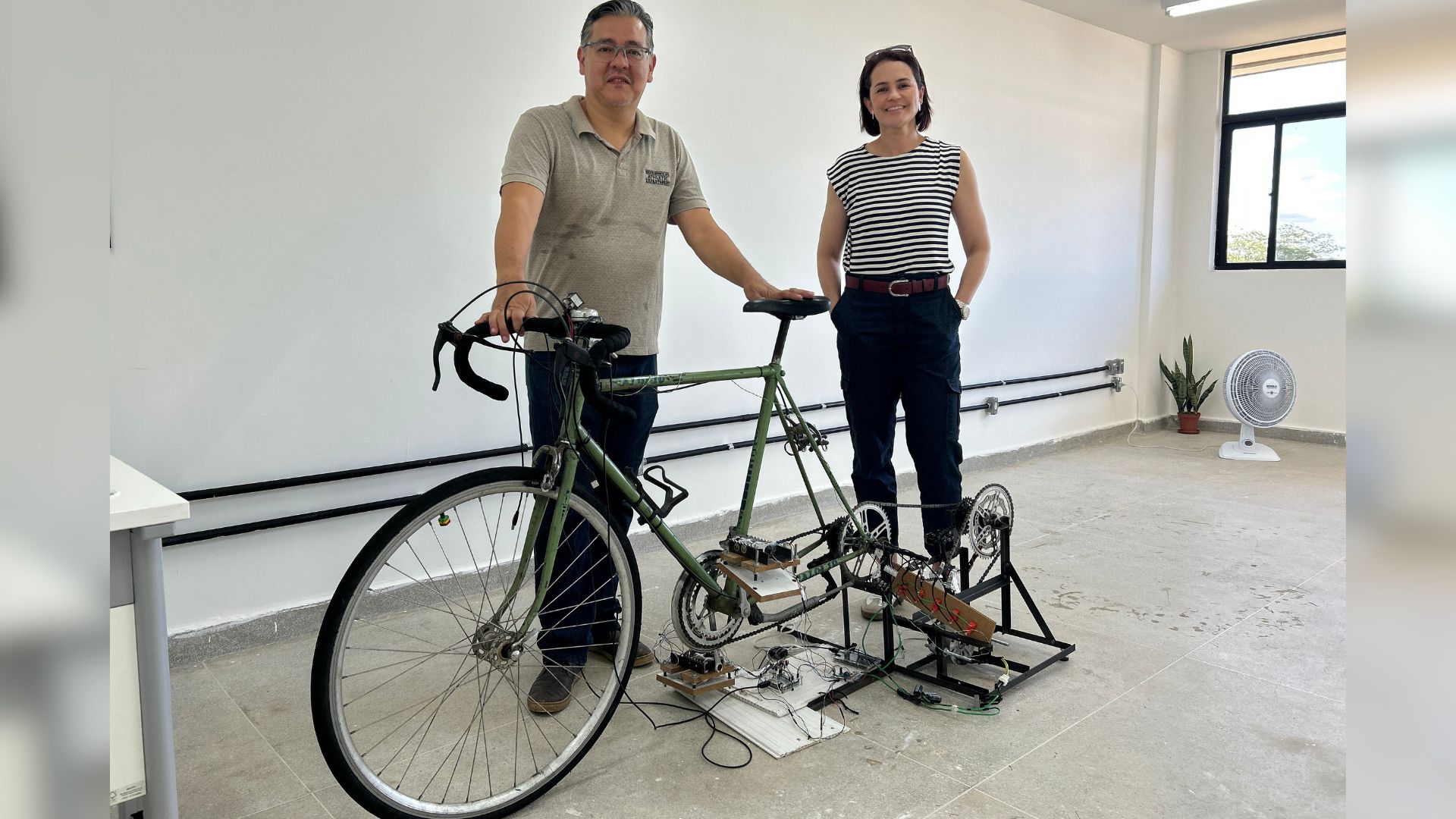 Pesquisadores do CEAR desenvolvem bicicleta que converte energia cinética em eletricidade Pesquisadores do CEAR desenvolvem bicicleta que converte energia cinética em eletricidade