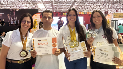 Na foto, da esq. para a dir., professora Carla Soares, técnico Ubirajara Santos e estudantes de Zootecnia e bolsistas de extensão Mariana Araújo e Juliana Oliveira