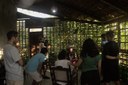 Alunos de jornalismo entrevistando indígena para produção de webdocumentário