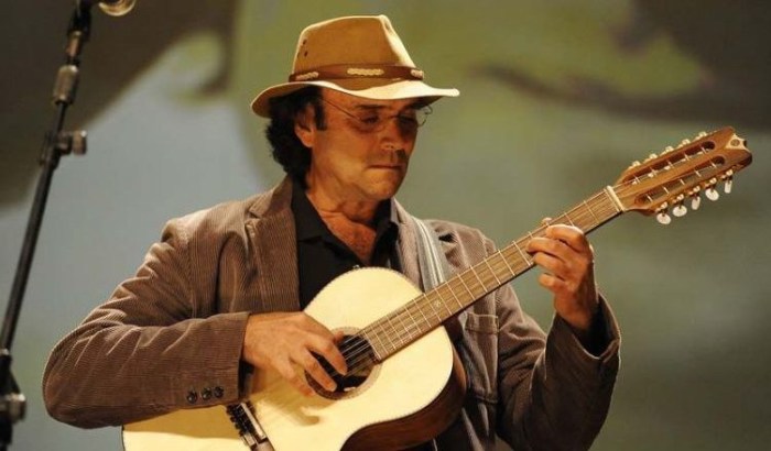Almir Sater tocando viola caipira