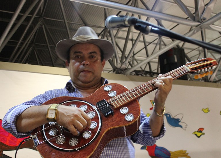 Miro Pereira tocando viola dinâmica