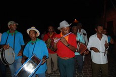 Grupo de músico dos pontões na procissão do sábado à noite. Foto de Mariana Santana Duarte